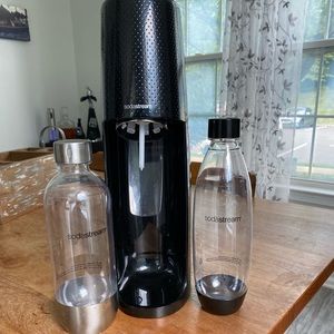 Open box with 2 1 liter bottles. Never used.